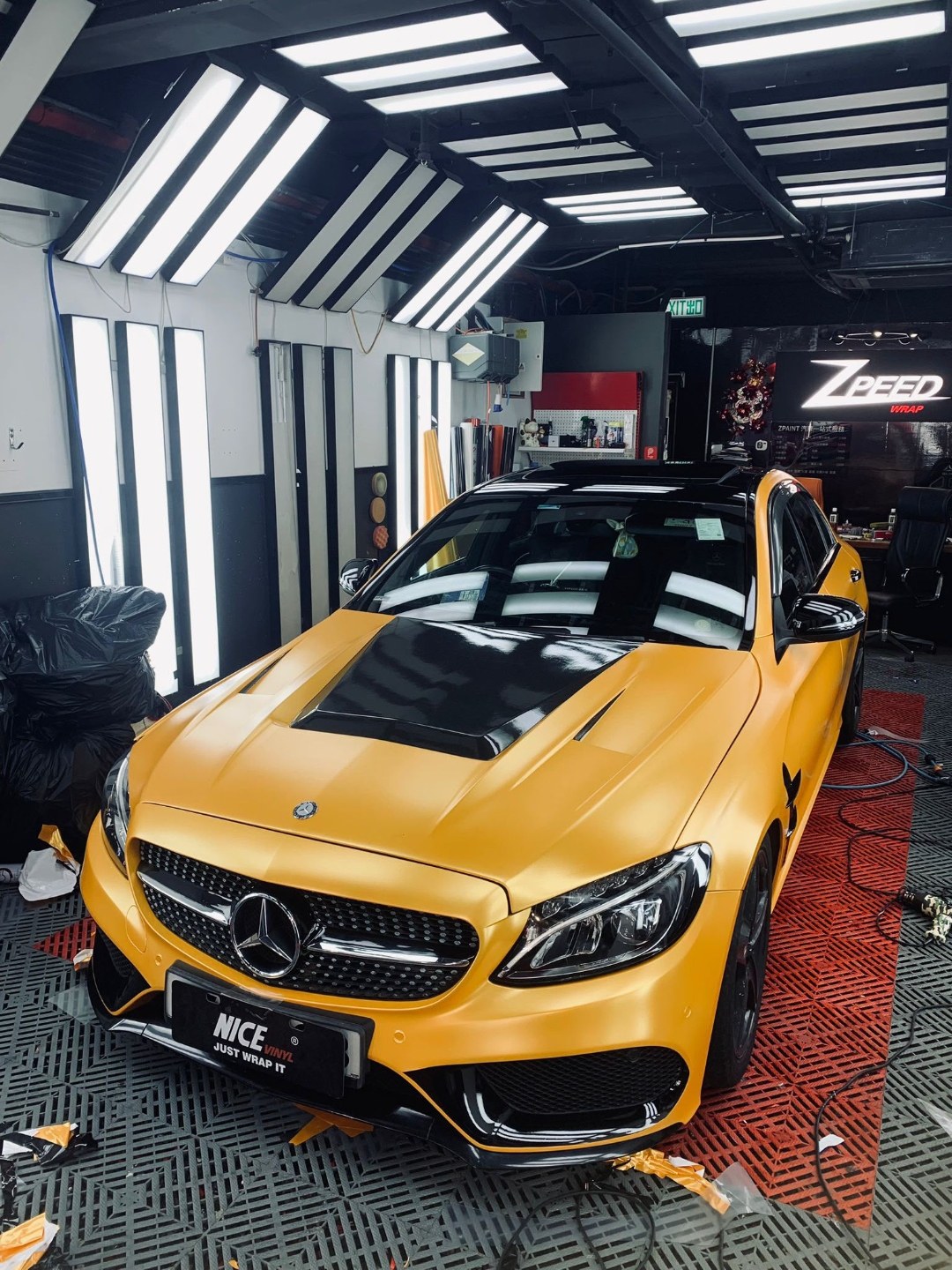 Mercedes-AMG C63 貼上金黃色改色膜完工效果